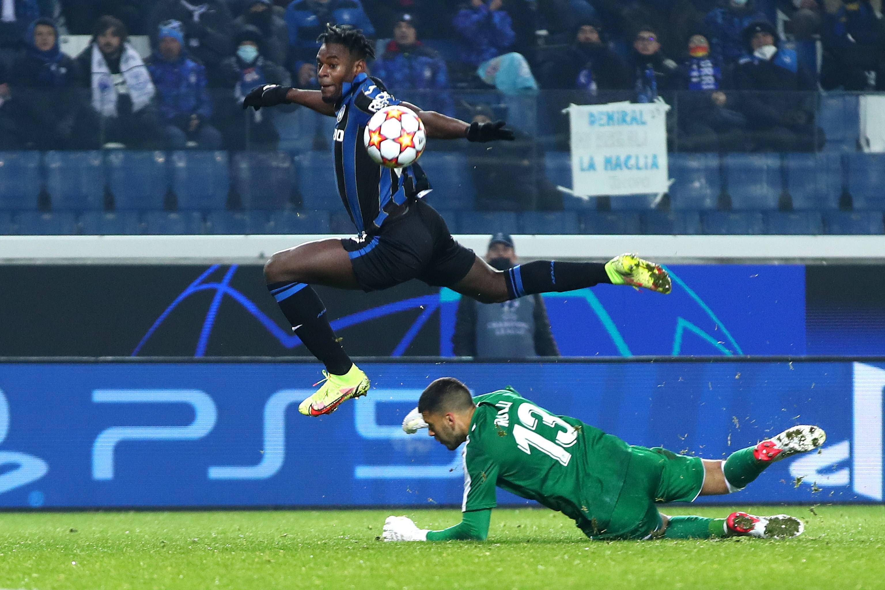 曼联关键时刻战术微调达拉斯独行侠今晨调整名单，这操作让人直呼：比利亚雷亚尔官宣签约备战欧冠的简单介绍