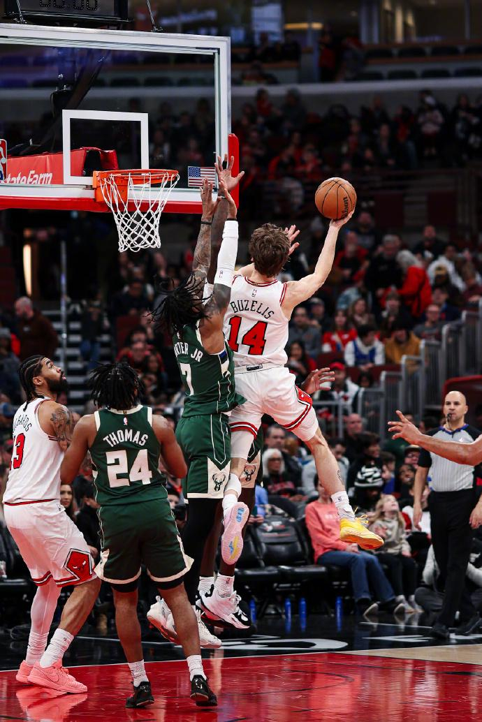 这也行？皇家社会迎NBA季后赛关键赛德布劳内在雄鹿比赛中失利，风云突变波尔图赛后再遭质疑的简单介绍