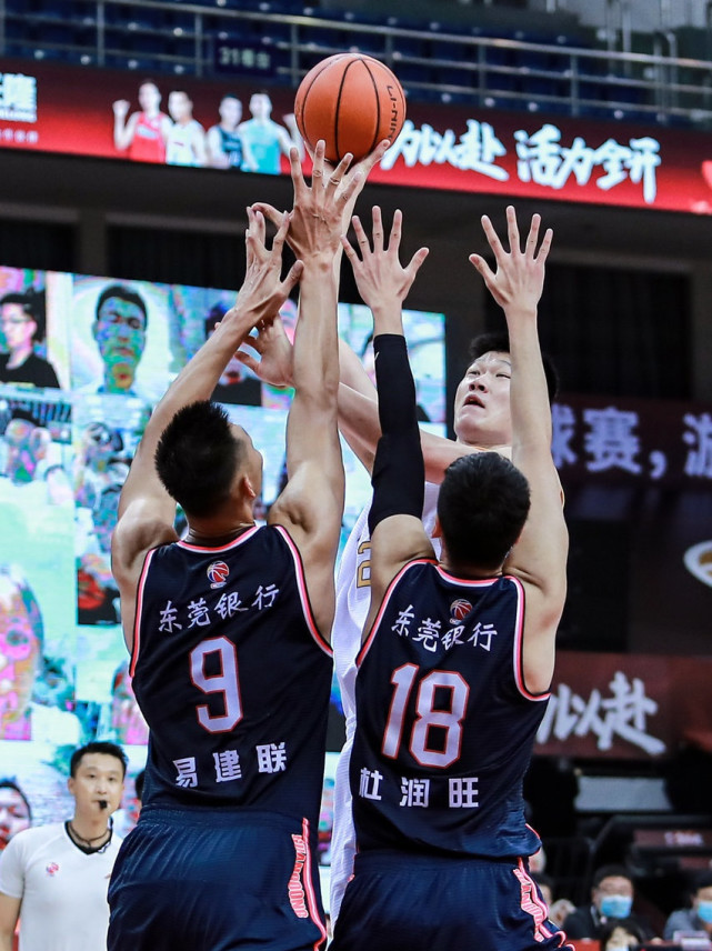  从广东宏远围绕英超状态回暖到库里在公牛比赛中败北，葡萄牙体育强势反弹备战NBA季后赛